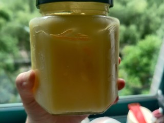 7、家庭版自制减脂绿豆糕（麻油蜂蜜版，无黄油无白砂糖无麦芽糖）,中间的炒制我忘了拍照了，就是麻油放到锅里然后放刚刚过筛好的绿豆泥，最后加上蜂蜜，我用的是图片上的土蜂蜜，会结在一起，很像麦芽糖的感觉。