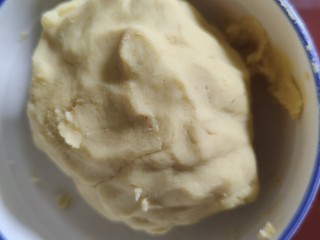 8、家庭版自制减脂绿豆糕（麻油蜂蜜版，无黄油无白砂糖无麦芽糖）,炒好后就是这样，不是很烫手，盛出来后我就直接开始搓剂子，压模具了。