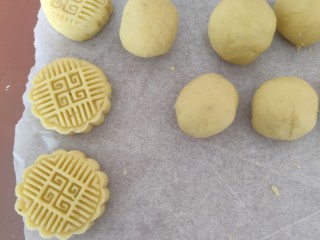 9、家庭版自制减脂绿豆糕（麻油蜂蜜版，无黄油无白砂糖无麦芽糖）,可以看出来我一开始弄剂子大小掌握的不好，最先做的剂子小了歪歪扭扭，后面就正常了。