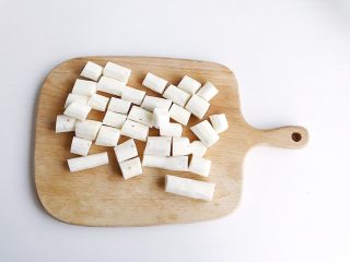 1、红枣山药乳鸽汤,山药切成大小合适的小段备用