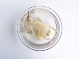 4、红枣山药乳鸽汤,汆烫过后的乳鸽放进清水浸泡一会儿然后冲洗干净