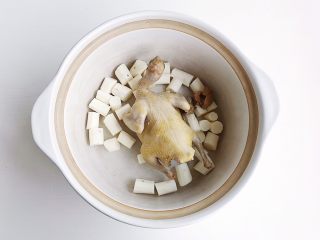 5、红枣山药乳鸽汤,将山药和乳鸽一同倒入砂锅