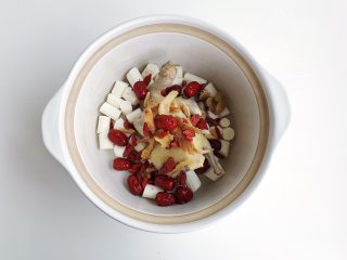 6、红枣山药乳鸽汤,放入泡好的红枣枸杞玉竹麦冬