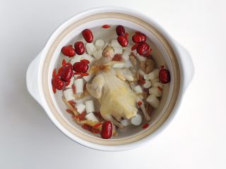 7、红枣山药乳鸽汤,加入适量清水