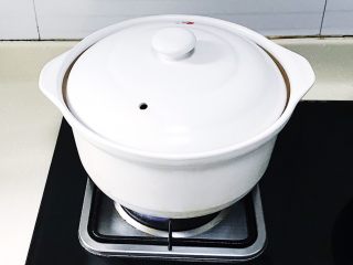 10、红枣山药乳鸽汤,盖上盖子大火煮开转中火炖煮一两个小时