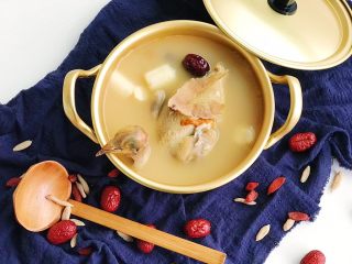 12、红枣山药乳鸽汤,汤汤水水就是需要趁热打铁的喝下去 乳鸽的鲜美 山药的软糯 和中药材特有的味道 emmm…提前进入养生的道路哈哈哈