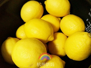 1、非常有效！川贝柠檬膏！（电饭锅版）,柠檬用盐搓洗干净。