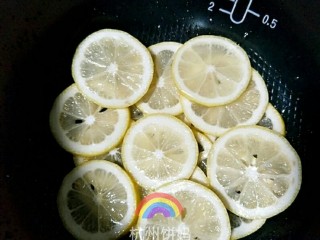 5、非常有效！川贝柠檬膏！（电饭锅版）,排入柠檬片。