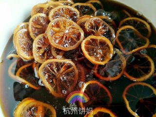 8、非常有效！川贝柠檬膏！（电饭锅版）,成品已经焖透了，但是状态还是比较稀的，倒入锅中熬，熬到略微浓稠就可以了，如果太稠，按照现在这个温度装瓶放凉后你就挖不动了（我用的是白珐琅釉的铸铁锅，大家可以选择康宁锅、不粘锅，锅具的选择我在小贴士有说明）。