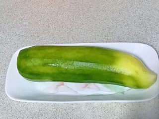 1、凉拌青红丝,青萝卜洗净去皮。