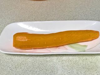 2、凉拌青红丝,胡萝卜洗净去皮。