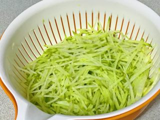 3、凉拌青红丝,青萝卜擦成丝。