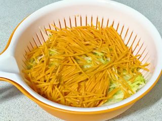 4、凉拌青红丝,红萝卜也擦成丝。