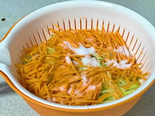 5、凉拌青红丝,放入一大匙盐，腌制。