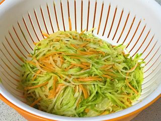 6、凉拌青红丝,把萝卜的盐腌制到水分出来。