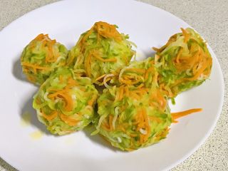 7、凉拌青红丝,撰干水分。