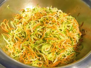 8、凉拌青红丝,装到大一点的容器里，打散。