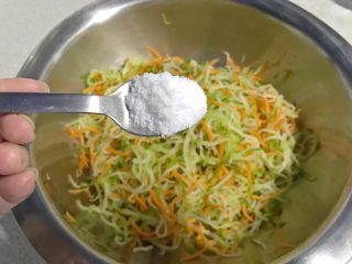 9、凉拌青红丝,盐一小匙。