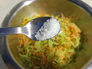 10、凉拌青红丝,加入味精0.5小匙。