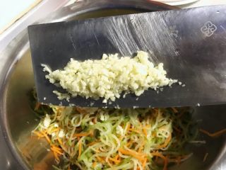 11、凉拌青红丝,蒜剁成蓉，加入，翻拌一下。