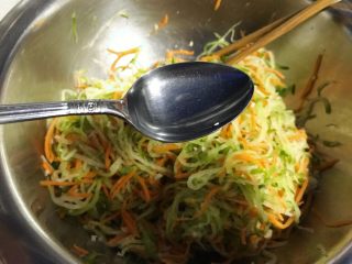 12、凉拌青红丝,2汤匙醋。