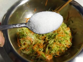 13、凉拌青红丝,一汤匙糖，再次翻拌，直到糖融化。