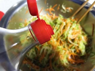 14、凉拌青红丝,香油一汤匙。