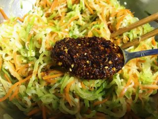 15、凉拌青红丝,辣椒油一汤匙。