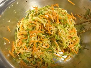 16、凉拌青红丝,拌匀。