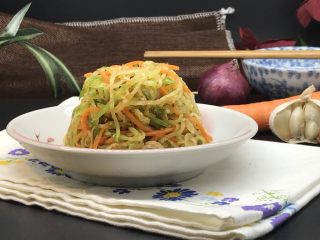 17、凉拌青红丝,装盘，配粥简直没谁了。