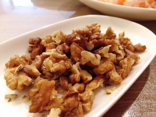 2、蒜个虾球,大核桃仁掰成1/4大小