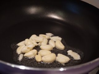 5、蒜个虾球,热锅冷油，将大蒜瓣放入锅中煸出香味