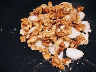 8、蒜个虾球,和大蒜瓣一起煸炒