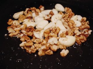 9、蒜个虾球,记得要中小火哦！此时观察核桃仁的外皮，已经慢慢紧致起来