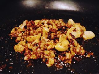 12、蒜个虾球,吱吱吱，蒜香、核桃香和酱香都出来了