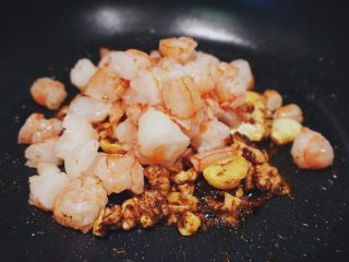14、蒜个虾球,一起翻炒