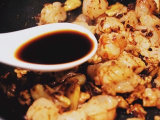 15、蒜个虾球,加入一勺生抽（千万不要多，辣椒酱本身就能单独食用）