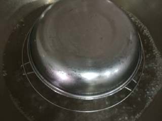 5、陈皮蒸猪腰,开水下锅蒸的时候，盖上一个碟子，防止多余水份，大概蒸七八分钟左右就可以起锅。