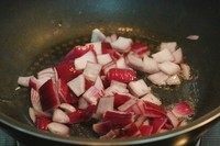 1、椰香咖喱猪排饭,锅内倒入植物油烧热后加入洋葱炒出香味。