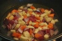 3、椰香咖喱猪排饭,锅内倒入400克水,小火盖上锅盖煮一下,让食材变得稍软~