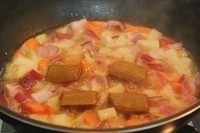 4、椰香咖喱猪排饭,然后加入咖喱块,图片只有4块,我后面又加了2块,一共6块,一盒的量。