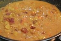 5、椰香咖喱猪排饭,全程小火哦,煮到咖喱块融化,最好一直搅拌,要不然容易粘锅。