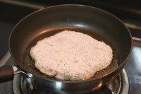 7、椰香咖喱猪排饭,锅内倒油煎猪排,一定要小火煎!这样猪排的颜色才会好看而且不会焦,耐心一点点不要着急。