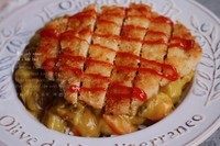 8、椰香咖喱猪排饭,把咖喱倒在饭上,放上猪排挤上番茄酱就可以吃啦!一盘吃下去吼幸福。