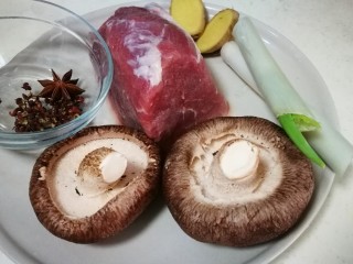 1、地方美食家里吃之河南小酥肉,所需食材备齐