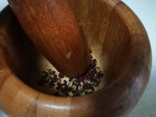 3、地方美食家里吃之河南小酥肉,花椒捣碎