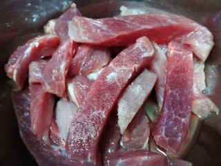 4、地方美食家里吃之河南小酥肉,梅花猪肉切成手指大小的条状