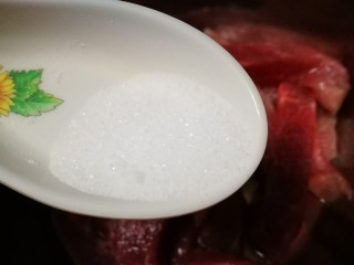 5、地方美食家里吃之河南小酥肉,加入适量盐