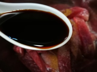 7、地方美食家里吃之河南小酥肉,加入生抽