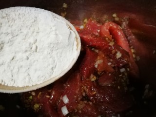 11、地方美食家里吃之河南小酥肉,加入面粉 生粉